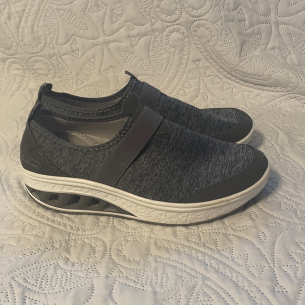 Size 7 slip on tennis shoes